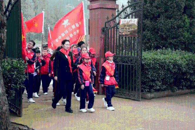 用笔如神，独领风采，别具一格——读齐一民《四个不朽》